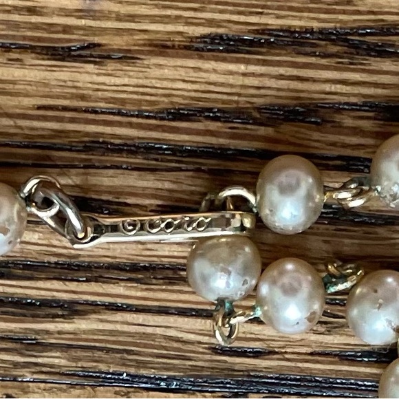 Vintage Signed Coro Necklace - Pearl & Gold w/ Leaf Design - Picture 4 of 7
